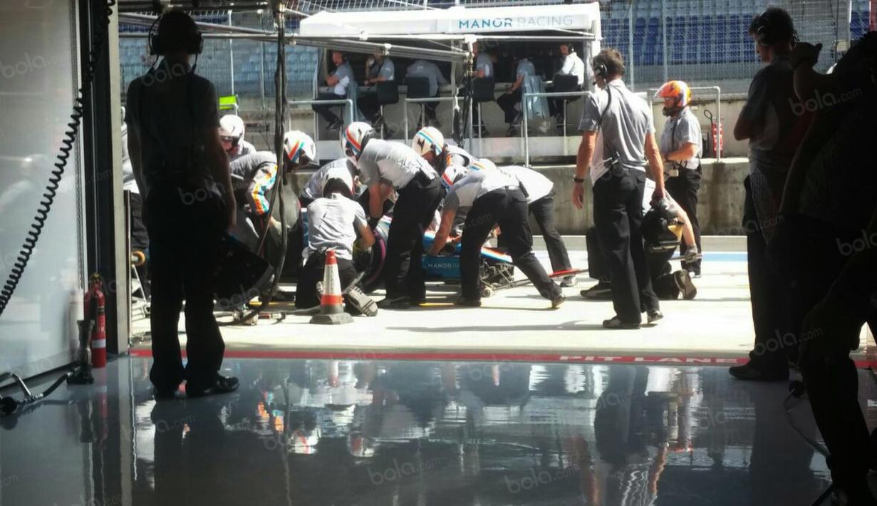 Tim Teknisi Manor Racing berpacu dngan waktu saat menyiapkan mobil MRT 05 milik Rio Haryanto di paddock saat menjalani free practice ke-2 di Sirkuit Red Bull Ring, Austria, (1/7/2016). (Bola.com/Reza Khomaini)