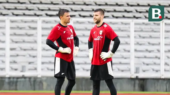<p>Emil Audero (kiri) dan Maarten Paes (kanan) terlihat sedang bercengkrama saat sesi latihan Timnas Indonesia di Stadion Madya, Gelora Bung Karno, Jakarta, Sabtu (22/3/2025).</p>