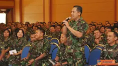 Citizen6, Surabaya: Setelah pengarahan diberikan oleh Wadan Kobangdikal Brigjen TNI (Mar) Sturman Panjaitan, acara dilanjutkan dengan sesian tanya jawab yang dilakukan oleh salah satu perwira Kobangdikal. (Pengirim: Penkobangdikal).