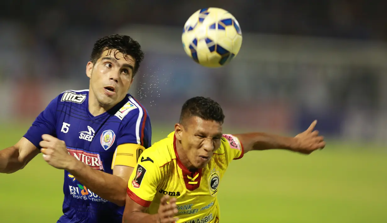 Pemain Sriwijaya FC Musafri (kanan) berebut bola dengan pemain Arema Cronus Fabiano pada laga semifinal Piala Presiden di Stadion Manahan, Solo, Minggu (11/10/2015). Sriwijaya menang 2-1. (Bola.com/Nicklas Hanoatubun).