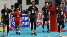 Pemain Timnas voli putra Indonesia berjalan saat melawan Kazakhstan pada Kejuaraan Voli Asia 2017 ke-16 di GOR Tri Dharma, Gresik, Selasa (25/7). Indonesia kalah 3-2 (25-23, 25-27, 21-25, 25-21, 13-15). (Liputan6.com/Helmi Fithriansyah)