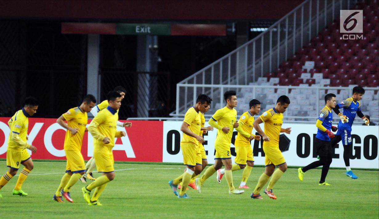 Sejumlah pemain Song Lam Nghe An berlari saat latihan resmi jelang melawan Persija pada laga penyisihan grup H Piala AFC 2018 di Stadion GBK Jakarta, Selasa (13/3). Persija akan menjamu Song Lam Nghe An, Rabu (14/3). (Liputan6.com/Helmi Fithriansyah)
