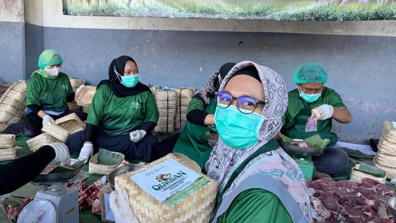 NU Care-LAZISNU Konsisten Salurkan Daging Kurban Ramah Lingkungan dengan Besek Bambu