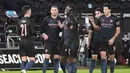 Para pemain Manchester City merayakan gol pertama ke gawang Swansea City yang dicetak bek Kyle Walker (kedua dari kiri) dalam laga babak kelima Piala FA 2020/21 di Liberty Stadium, Rabu (10/2/2021). Manchester City menang 3-1 atas Swansea City. (AFP/Rebecca Naden/Pool)