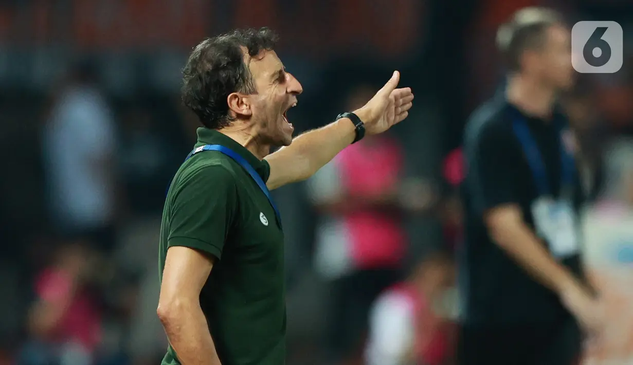 Kemenangan Persija Jakarta diperoleh berkat gol yang dicetak Riko Simanjuntak dan Michael Krmencik. (Bola.com/M Iqbal Ichsan)