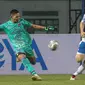 Kiper Persita Tangerang, Try Hamdani Goentara (kiri) menendang bola dibayangi bek Persib, Nick Kuipers dalam laga pekan kedua BRI Liga 1 2021/2022 di Stadion Wibawa Mukti, Cikarang, Sabtu (11/09/2021). (Foto: Bola.com/Bagaskara Lazuardi)