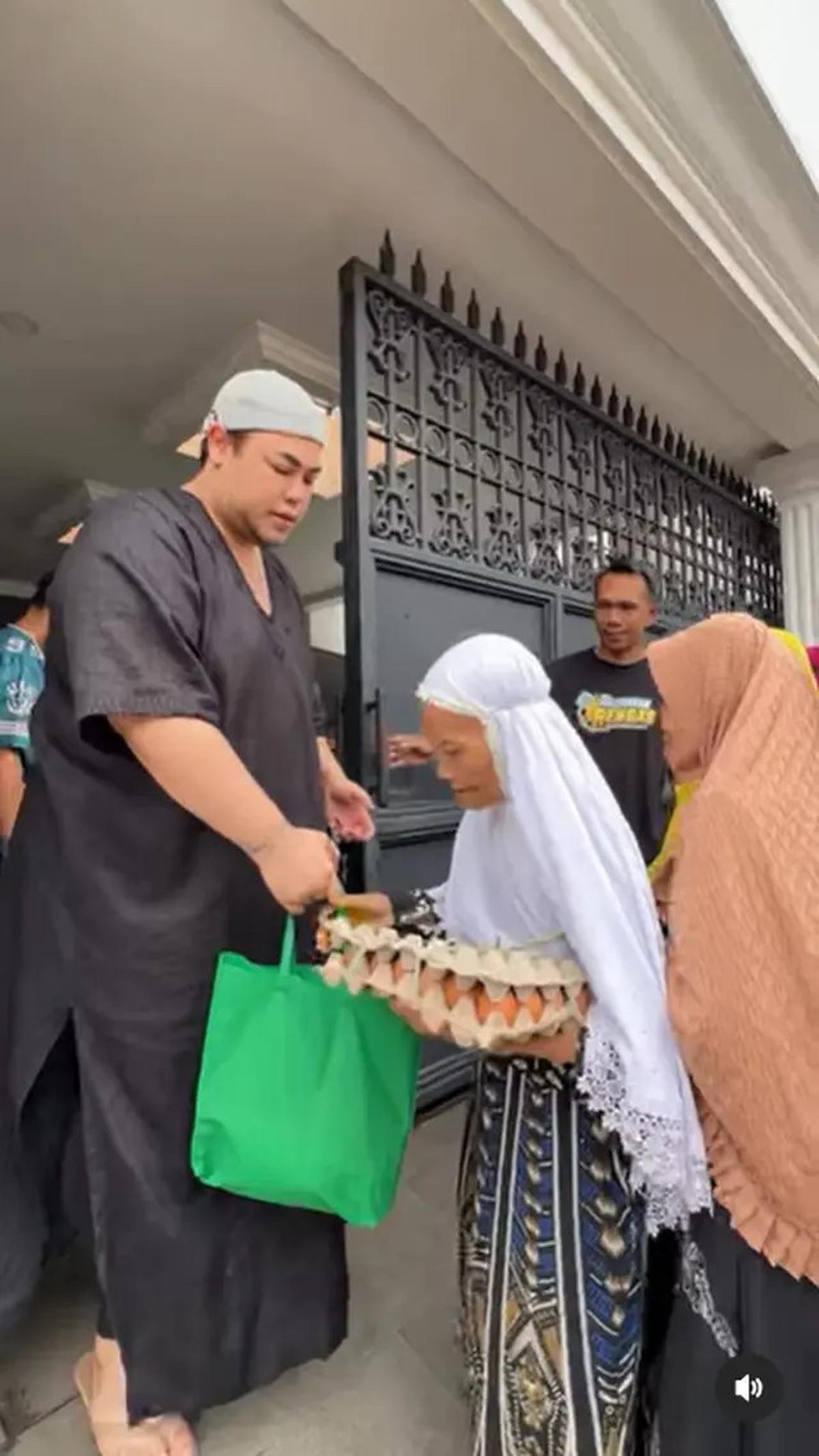 6 Potret Ivan Gunawan Bagi Sembako ke Tetangga, Indahnya Sedekah di Bulan Ramadan