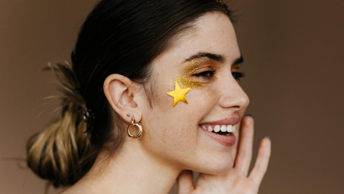 8 Inspirasi Model Anting Hoop Emas yang Ringan dengan Desain Elegan, Cocok untuk Gaya Harian