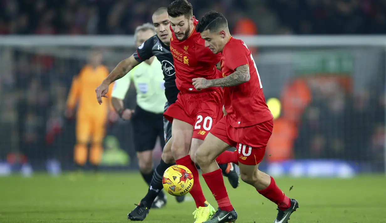Pemain Liverpool, Philippe Coutinho (kanan) dan Adam Lallana berusaha melewati hadangan pemain Southampton, Oriol Romeu pada laga semifinal leg kedua Piala Liga Inggris di Anfield stadium, Liverpool (25/1/2017). Liverpool kalah 0-1. (AP/Dave Thompson)