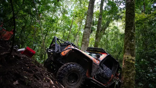 Para peserta Indonesia Offroad eXpedition (IOX) 2019 Andalas saat lewati rimba Siosar.