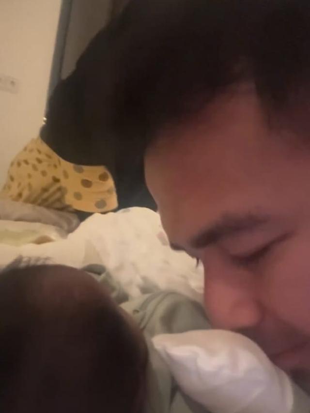 Potret Rayyanza yang cemburu dengan Baby Lily (Sumber: Instagram/@raffinagita1717)