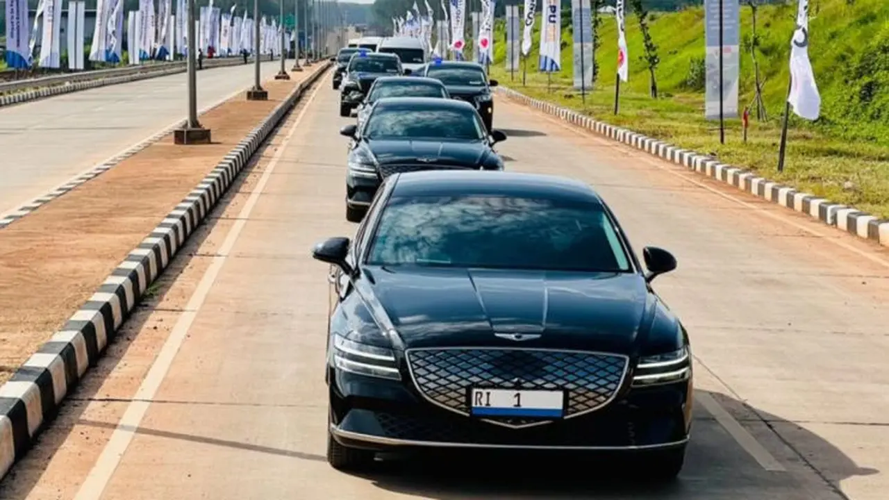 Rombongan Presiden Jokowi menggunakan mobil listrik Genesis (BPMI Setpres/Laily Rachev)