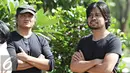 Drumer Grup Band Gigi Hendy (kanan) bersama promotor musik Adrie Subono menghadiri prosesi pemakaman anak pertama presenter Farhan, Muhammad Ridzky Khalid, di TPU Tanah Kusir, Jakarta, Senin (21/12). (Liputan6.com/Immanuel Antonius)