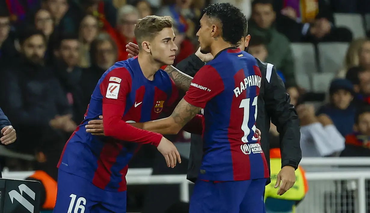 Gelandang Barcelona, Fermin Lopez (kiri) bersiap memasuki lapangan menggantikan Raphinha yang mengalami cedera saat menghadapi Mallorca pada laga pekan ke-28 LaLiga 2023/2024 yang berlangsung di Olimpic Lluis Companys Stadium, Barcelona, Sabtu (9/3/2024) dini hari WIB. (AP Photo/Joan Monfort)