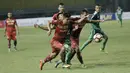 Pemain Kalteng Putra FC menghadang pemain PSMS Medan pada laga Liga 2 Indonesia di Stadion Patriot, Bekasi, Kamis, (9/11/2017). PSMS Medan menang 2-1 atas Kalteng Putra FC. (Bola.com/M Iqbal Ichsan)