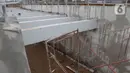 Pekerja menyelesaikan proyek pembangunan Underpass Jalan Dewi Sartika di Depok, Jawa Barat, Selasa (3/1/2023). Proyek yang menghabiskan anggaran sebesar sebesar Rp 108,6 miliar ini diharapkan menjadi solusi dalam mengatasi kemacetan yang kerap terjadi di Jalan Dewi Sartika ke arah Jalan Margonda Raya. (Liputan6.com/Herman Zakharia)