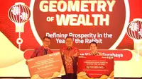 Direktur Utama Bank BTN Haru Koesmahargyo (tengah) foto bersama usai menyerahkan bantuan Tanggung Jawab Sosial dan Lingkungan (TJSL) kepada perwakilan Klenteng Pak Kik Bio Hian Thain Siang Tee Su dan Klenteng Tjong Hok Kiong pada Perayaan Chinese New Year atau Imlek 2023 di  Surabaya, Jawa Timur (3/2/2023). (Liputan6.com/HO)