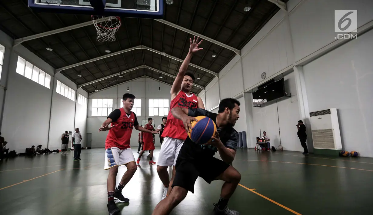 Seorang atlet basket menggiring bola saat berlatih di Gor Istana Kana, Jakarta, Jumat (12/1). Latihan ini untuk mempersiapkan diri dalam menghadapi Asian Games 2018. (Liputan6.com/Faizal Fanani)