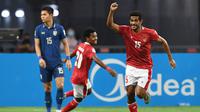 Timnas Indonesia akhirnya unggul 1-0 pada menit ke-7. Tembakan keras Ricky Kambuaya dari luar kotak penalti usai menerima umpan Witan Sulaeman gagal ditangkap dengan sempurna kiper Thailand, Siwarak Tedsungnoen. Bola pun lepas dan bergulir ke dalam gawang. (AFP/Roslan Rahman)