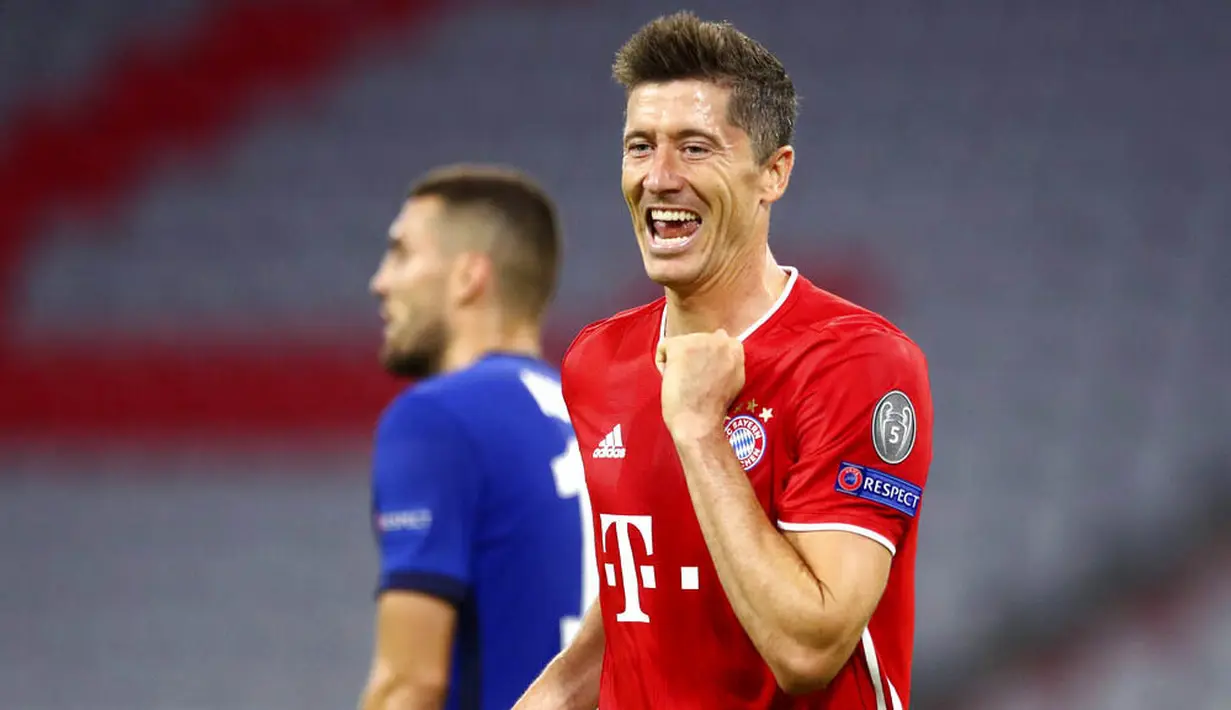 Pemain Bayern Munchen, Robert Lewandowski, melakukan selebrasi usai membobol gawang Chelsea pada laga Liga Champions di Allianz Arena, Sabtu (8/8/2020). Bayern Munchen menang 4-1 atas Chelsea. (AP/Matthias Schrader)