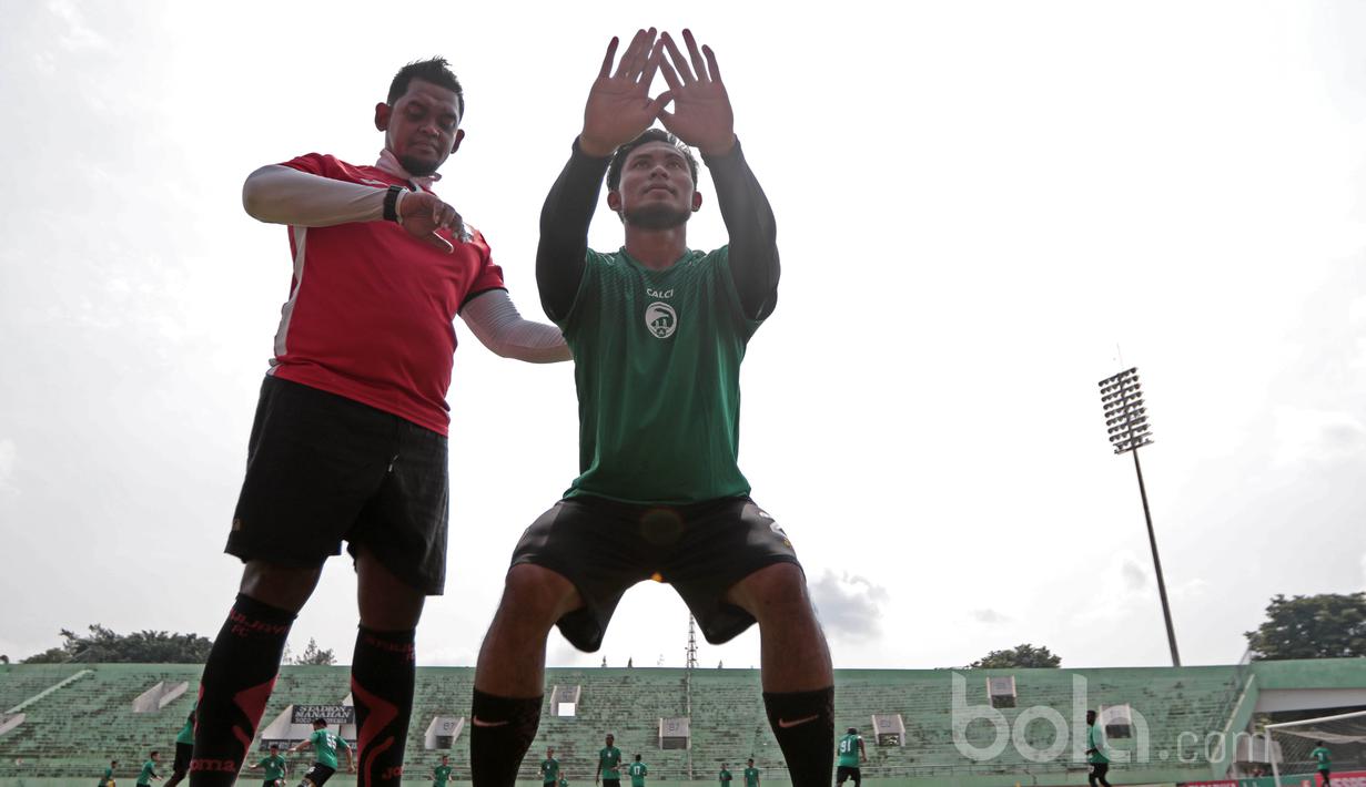 Pemain Sriwijaya FC, Ichsan Kurniawan berlatih terpisah pada uji coba lapangan jelang melawan Arema FC pada laga delapan besar Piala Presiden 2017 di Stadion Manahan, Solo, Jumat (24/2/2017). (Bola.com/Nicklas Hanoatubun)