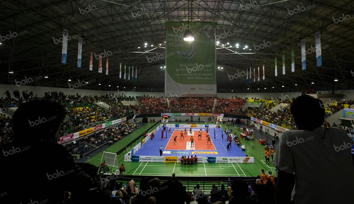 1. Suasana kemeriahan penonton pada babak final four seri kedua Proliga 2016 di GOR Amongrogo, Yogyakarta, Minggu (8/5/2016). (Bola.comVitalis Yogi Trisna)