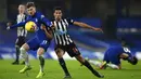 Pemain Chelsea Timo Werner (kiri) berebut bola dengan pemain Newcastle United Isaac Hayden pada pertandingan Liga Inggris di Stamford Bridge Stadium, London, Inggris, Senin (15/2/2021). Chelsea menang 2-0. (Mike Hewitt /Pool via AP)