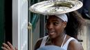 Serena Williams bercanda dengan trofi Wimbledonnya. (EPA/ANDY RAIN)