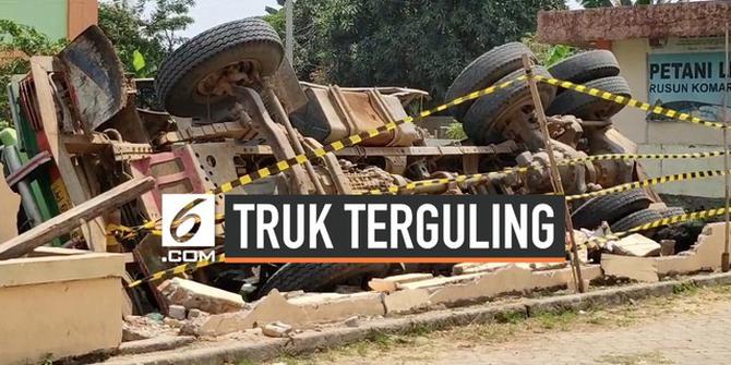 VIDEO: Truk Fuso Terguling di Kawasan Cakung