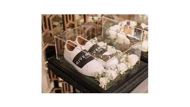 Sepatu merk Givenchy akan membuat penampilan Rezky Aditya semakin kece.