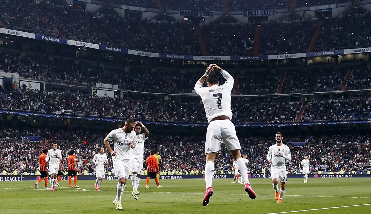 Selebrasi khas Cristiano Ronaldo setelah mencetak gol ke gawang Shaktar Donetsk di laga Grup A Liga Champions yang berlangsung di Stadion Santiago Bernabeu, Madrid, Spanyol. Rabu (16/9/2015) dini hari WIB. (Reuters/Juan Medina)