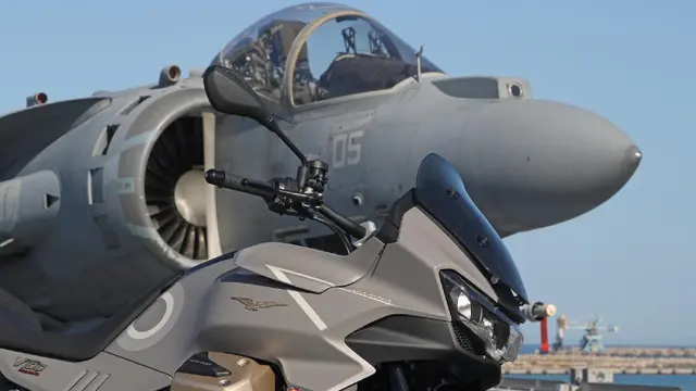 Skema pewarnaan terinspirasi dari warna jet tempur F-35B