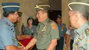 Citizen6, Jakarta: Di Mabes TNI Cilangkap, Jakarta, Letjen TNI J. Suryo Prabowo menyerahkan jabatan sebagai Kasum TNI kepada Panglima TNI karena akan memasuki masa pensiun. (Pengirim: Badarudin Bakri).