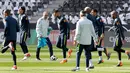 Para pemain Brasil melakukan pemanasan selama sesi latihan di Berlin, Jerman, (26/3). Brasil akan menghadapi Jerman pada pertandingan persahabatan internasional pada 27 Maret di Berlin. (AP Photo/Michael Sohn)