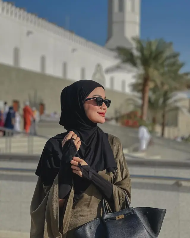 2. Gaya Monokrom Hitam-Olive yang Chic