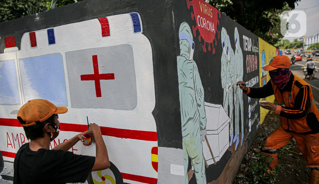 Petugas PPSU Kelurahan Bukit Duri menyelesaikan mural bertema Covid-19 di Jakarta, Selasa (11/8/2020). Mural tersebut untuk mengingatkan warga agar selalu waspada dengan Covid-19 dan mencegahnya dengan 3M (Memakai Masker, Menjaga Jarak dan Mencuci Tangan). (Liputan6.com/Faizal Fanani)