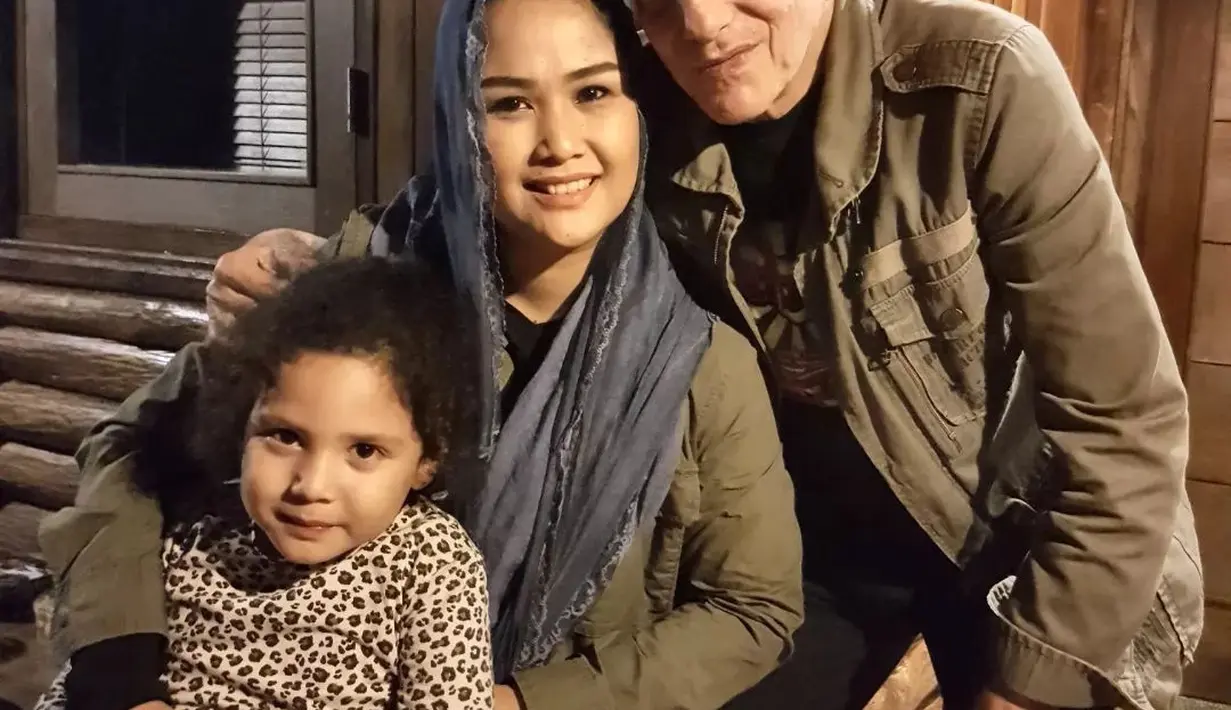 Pasangan Ahmad Albar dan Dewi Sri Astuti pun dikaruniai anak pada tahun 2017. Anak perempuan bernama Malayeka Shezan Albar ini lahir saat sang ayah berumur 71 tahun. (Instagram/dewiye04)
