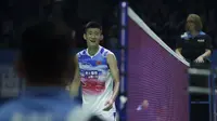 Aksi Chen Long pebulutangkis China  saat melawan Tommy Sugiarto pada babak pertama Indonesia Open 2019 di Istora Senayan, Jakarta, Rabu (17/7/2019). (Bola.com/Peksi Cahyo)