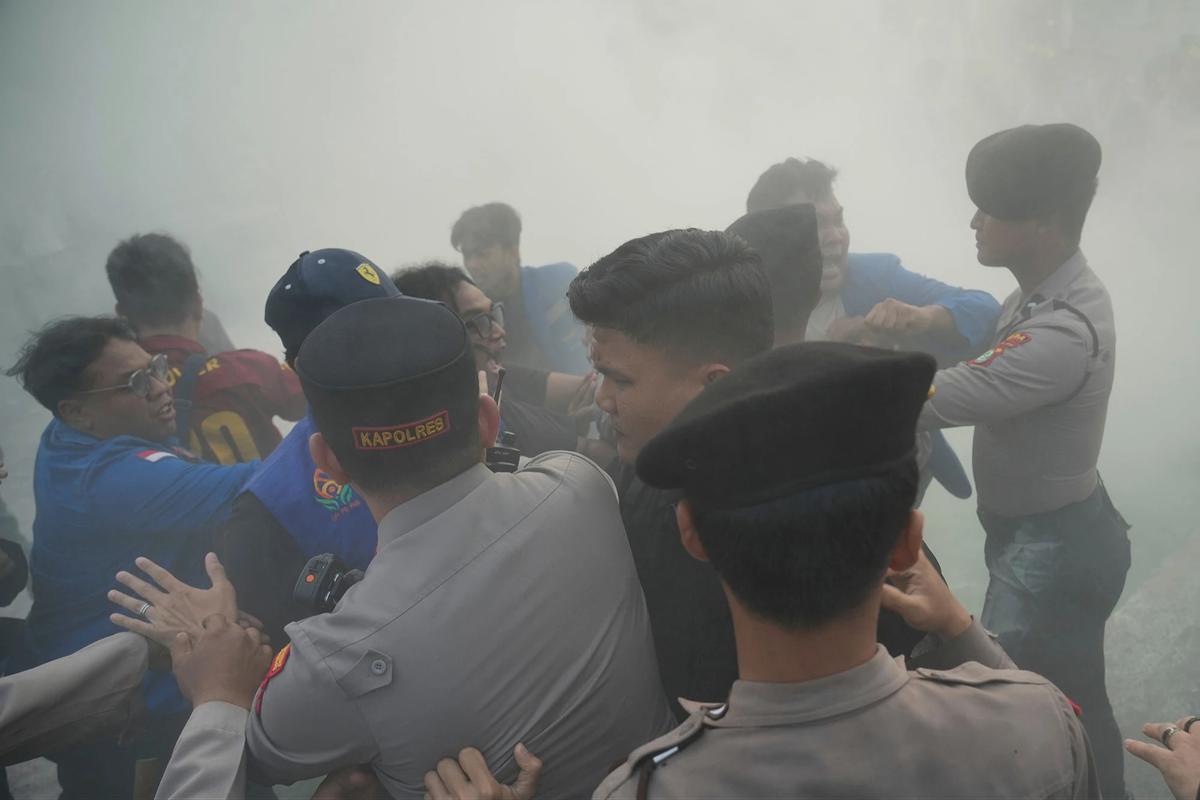FOTO: Demo PMII di DPR Berujung Ricuh