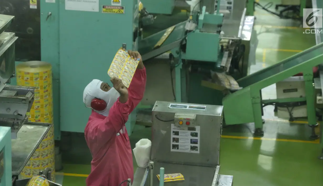 Pekerja mengawasi bahan pengemasan salah satu produk Ajinomoto, Masako di Pabrik Ajinomoto, Mojokerto, Jawa Timur, Kamis (29/11). Melalui PT Ajinex Internasional, produk Ajinomoto mulai menyasar pasar luar negeri. (Liputan6.com/Helmi Fithriansyah)