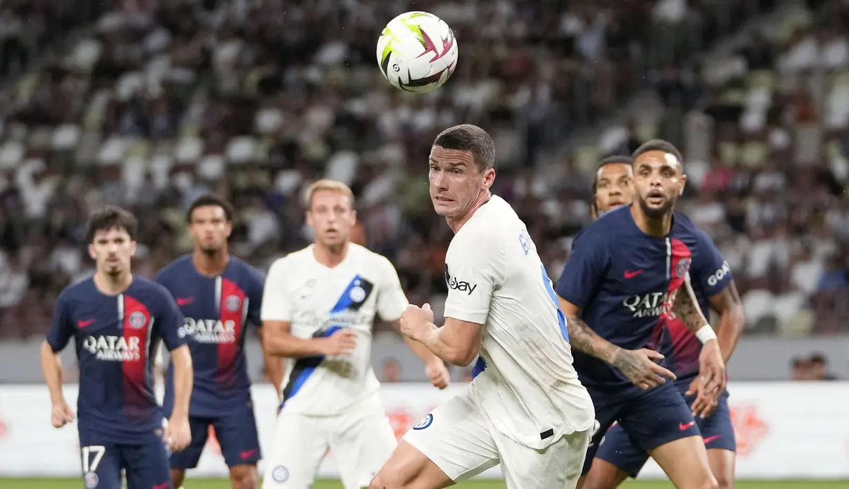 Pemain Inter Milan, Robin Gosens (tengah) berusaha mengontrol bola saat laga uji coba pramusim melawan PSG di Japan National Stadium, Tokyo, Jepang, Selasa (01/08/2023). (AP Photo/Hiro Komae)