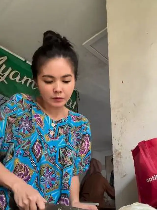 7 Momen Epy Kusnandar dan Istri Masak Bareng Untuk Jualan di Kantin Ini Kompak