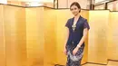 Yuki tampil anggun mengenakan kebaya lengan pendek berwarna biru dengan kombinasi rok batik warna senada. (Liputan6.com/IG/@yukikt)