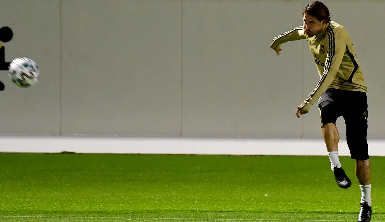 Bek Real Madrid, Sergio Ramos menendang bola saat mengikuti latihan tim di King Abdullah Sport City di kota pelabuhan Arab Saudi, Jeddah (7/1/2020). Real Madrid akan bertanding melawan Valencia pada semifinal Piala Super Spanyol pada Kamis (9/1/2020) dini hari WIB. (AFP/Giuseppe Cacace)