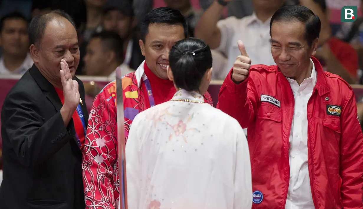 Presiden Indonesia, Joko Widodo, memberi dukungan kepada atlet wushu Indonesia, Lindswell Kwok, saat beraksi pada Asian Games di JIExpo, Jakarta, Senin, (20/8/2018). (Bola.com/Vitalis Yogi Trisna)