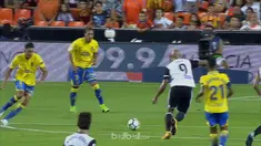 Berita video highlights La Liga antara Valencia melawan Las Palmas yang berakhir dengan skor 1-0. This video presented by BallBall.