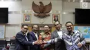 Wakil Ketua DPR Fadli Zon (tengah) foto bersama Pimpinan Komisi I DPR Abdul Kharis (kedua kanan), Satya Widya Yudha (kedua kiri), Asril Hamzah (kiri) dan Hanafi Rais (kanan) usai pergantian pimpinan DPR, Jakarta, Rabu (4/4). (Liputan6.com/Johan Tallo)