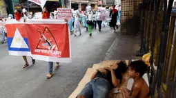 Kelompok dari Tentara pemberontak komunis kelompok Rakyat Baru melakukan unjuk rasa di Manila, Filipina, Sabtu (14/11/2015). Mereka memprotes KTT Kerjasama Ekonomi Asia - Pasifik (APEC) yang digelar pekan depan. (REUTERS/Czar Dancel)