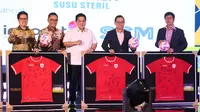 Seremonial perpanjangan kerja sama antara SCM dengan PSSI dilakukan dalam PSSI Partner Summit 2024 di Hotel Park Hyatt, Jakarta Pusat, pada Senin (16/12/2024). (Bola.com/Abdul Aziz)