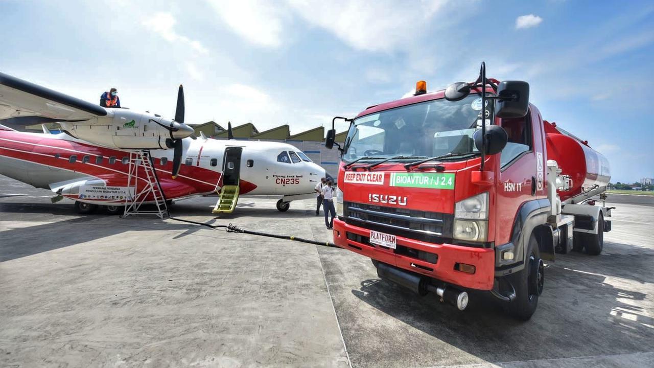 Pertamina uji coba penggunaan Bioavtur J2.4 pada pesawat CN235. (Dok Pertamina)